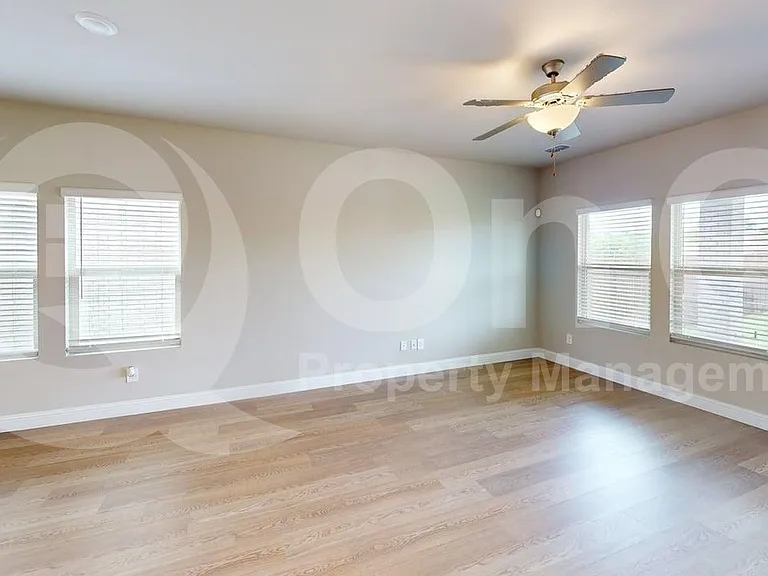 616 McKenna Dr — Photo 6