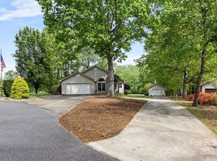 3764 Glenn Oaks Dr, Maiden, NC 28650