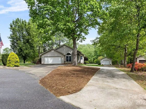 3764 Glenn Oaks Dr, Maiden, NC 28650