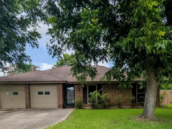 52 Blackgum Ct, Lake Jackson, TX 77566