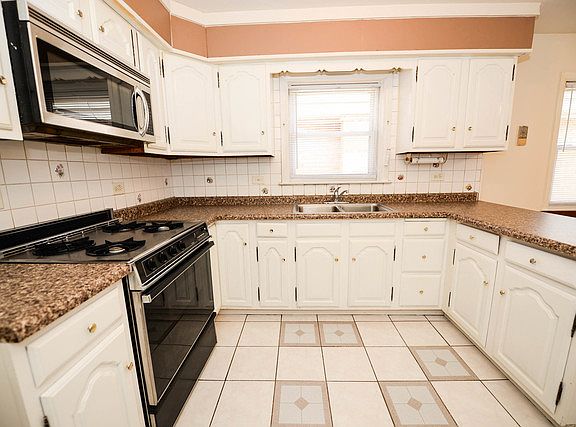 3rd image of 4047 N Olcott Ave