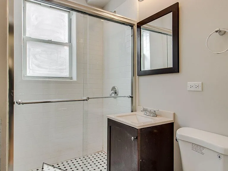 Beautiful Rehabbed Hyde Park Apartments! — Photo 7
