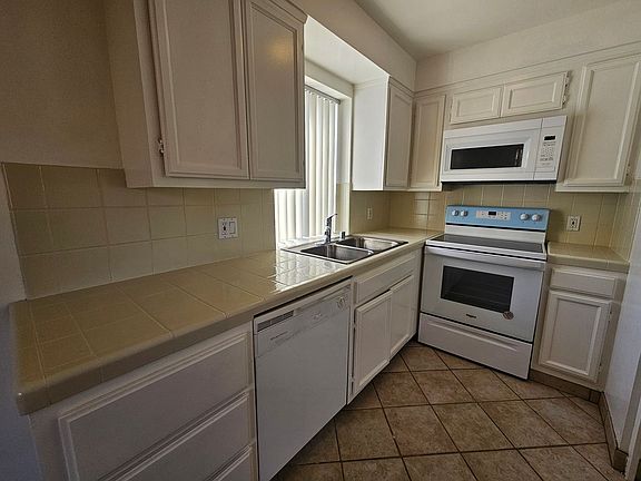5th image of 12835 Kling St #105