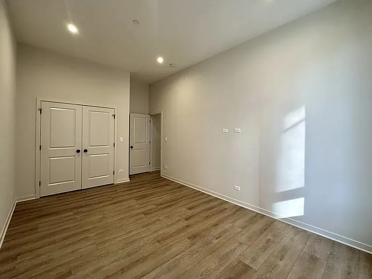 3209 N Narragansett Ave #406 — Photo 7