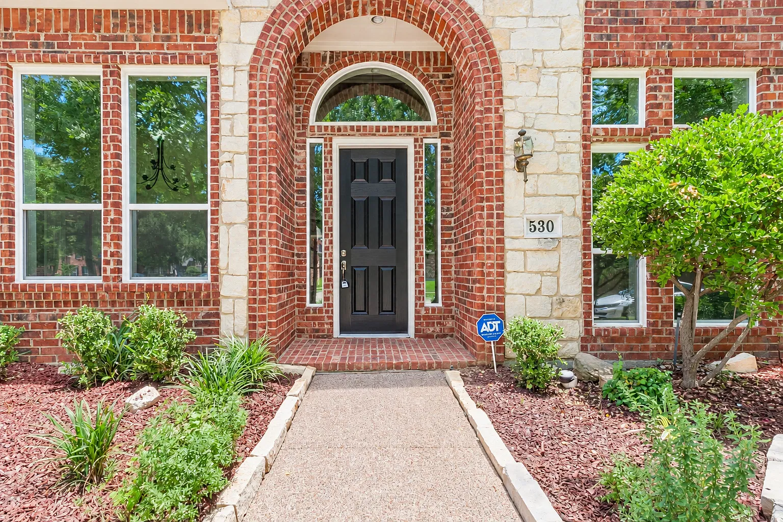 5 bed, 3.5 bath, 3342 sqft, $3,750 — Photo 2