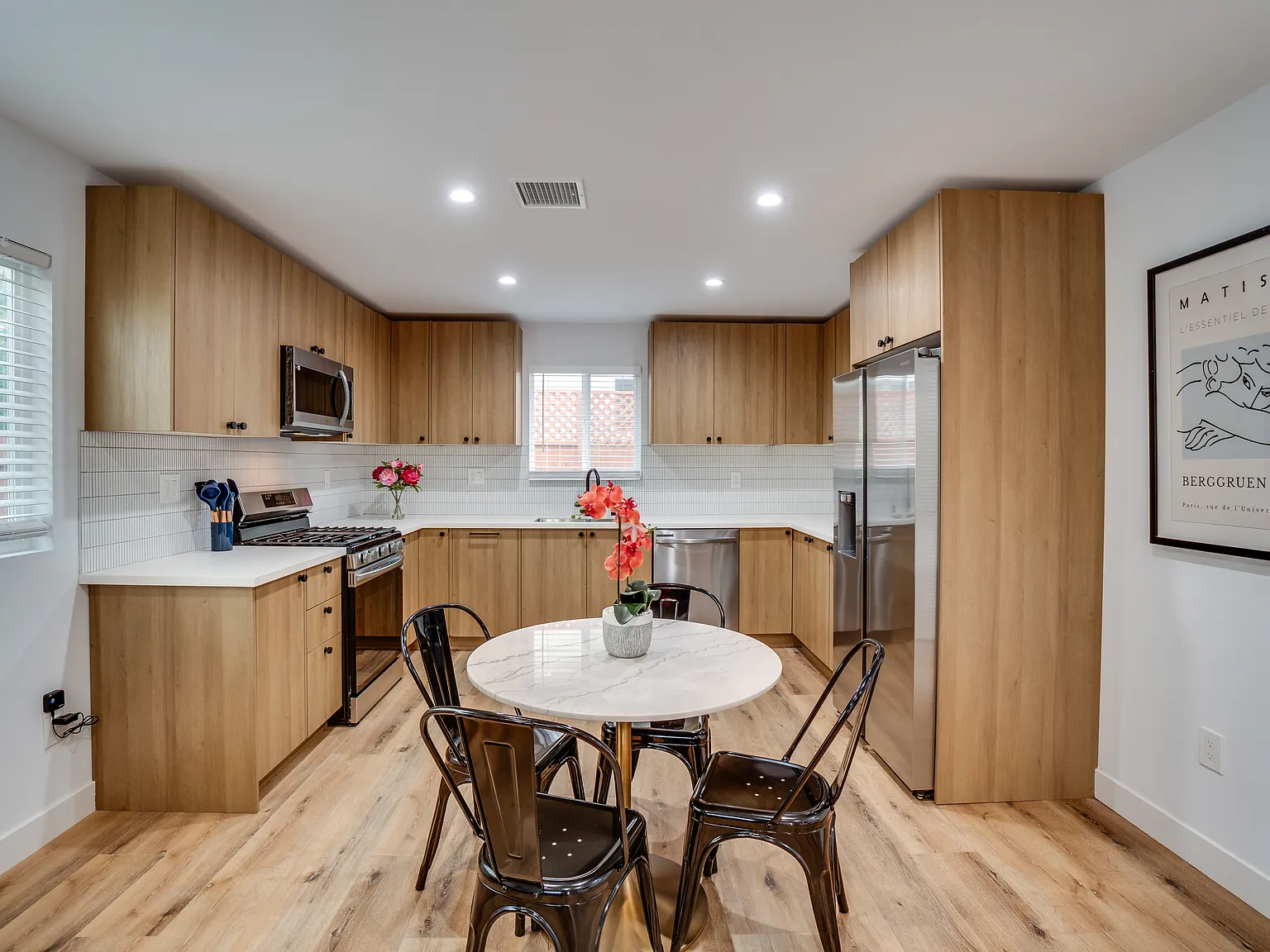 2 bed, 867 sqft, $5,950 — Photo 2