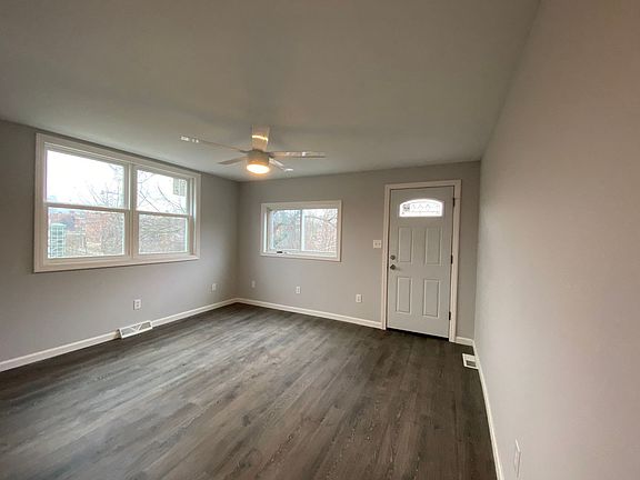 3rd image of 4933 Yew St