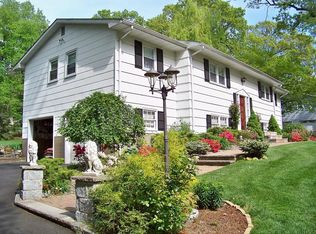 17 Capri Dr, Chestnut Ridge, NY 10977