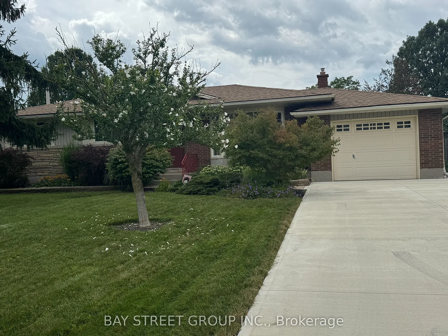 4 bed, $2,600 — Photo 1