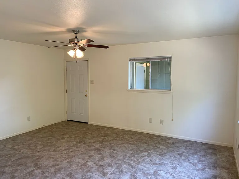 405 Ranchero (lease only) — Photo 4