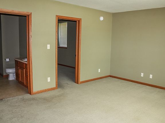 4th image of 1215 E Bremer Ave
