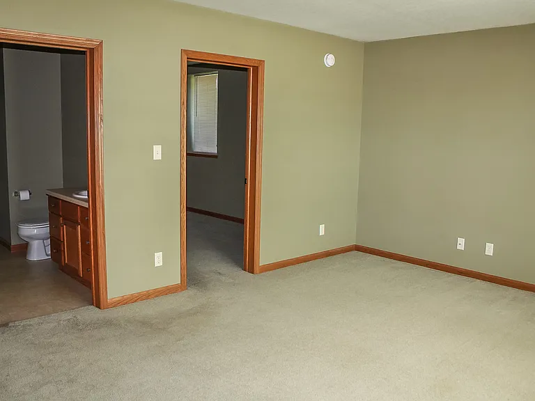 1215 E Bremer Ave — Photo 4