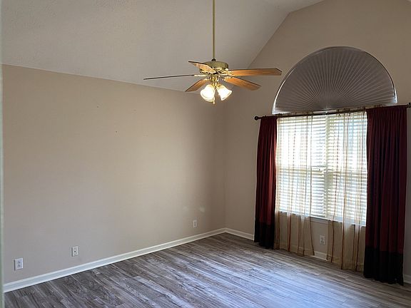 3rd image of 2812 Weybridge Dr