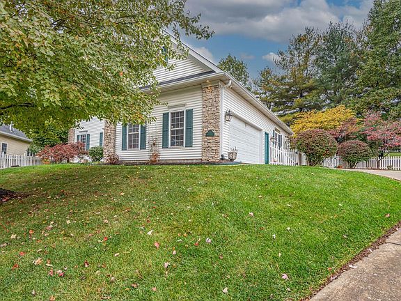 3rd image of 1218 W Acacia Ct