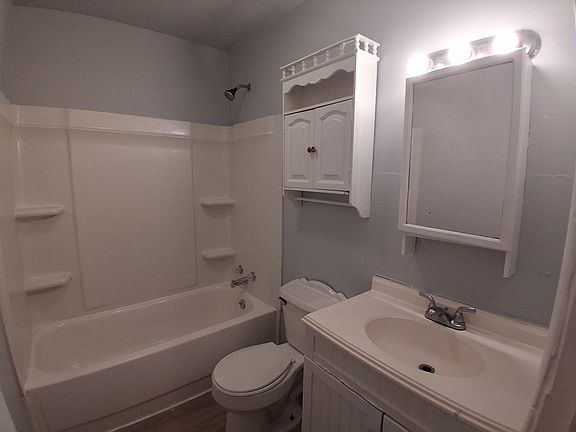 4th image of 804 Knollcrest Dr