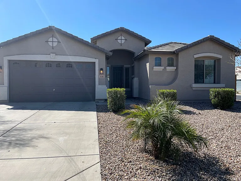 38205 W Montserrat St — Photo 3