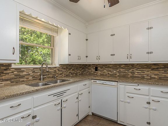 4th image of 1707 Hayselton Dr