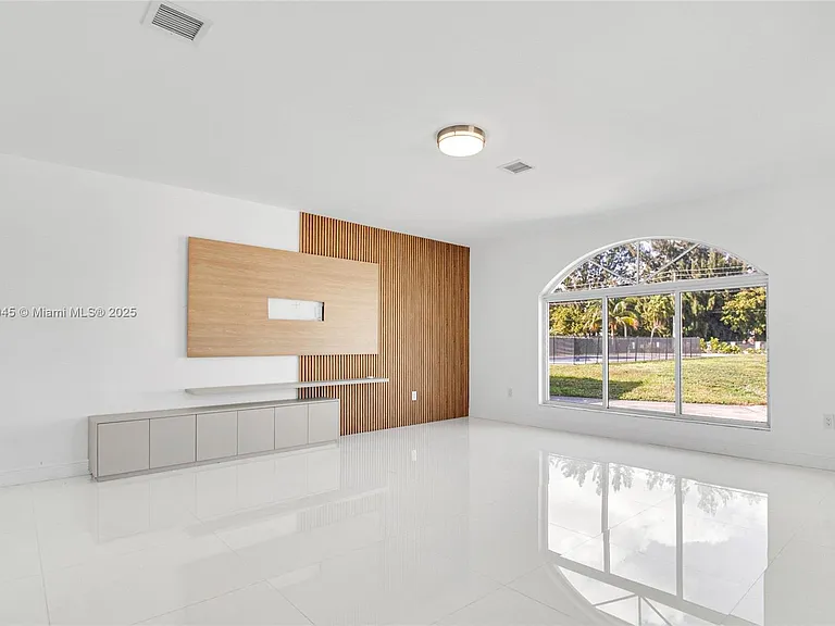 425 SW 129th Ave — Photo 16