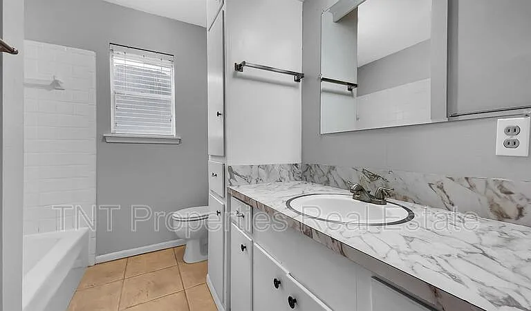 1103 Glade St — Photo 6
