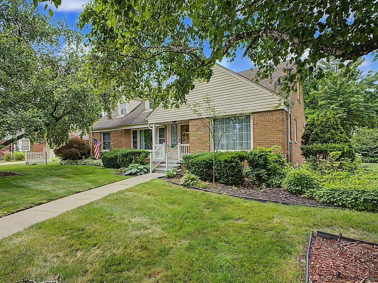 21236 Outer Dr — Photo 3