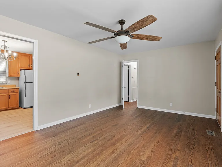209 Oak Dr — Photo 5