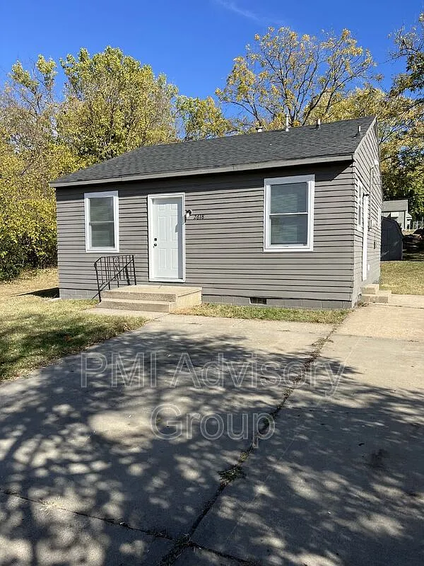 2 bed, 1.0 bath, 810 sqft, $950 — Photo 1