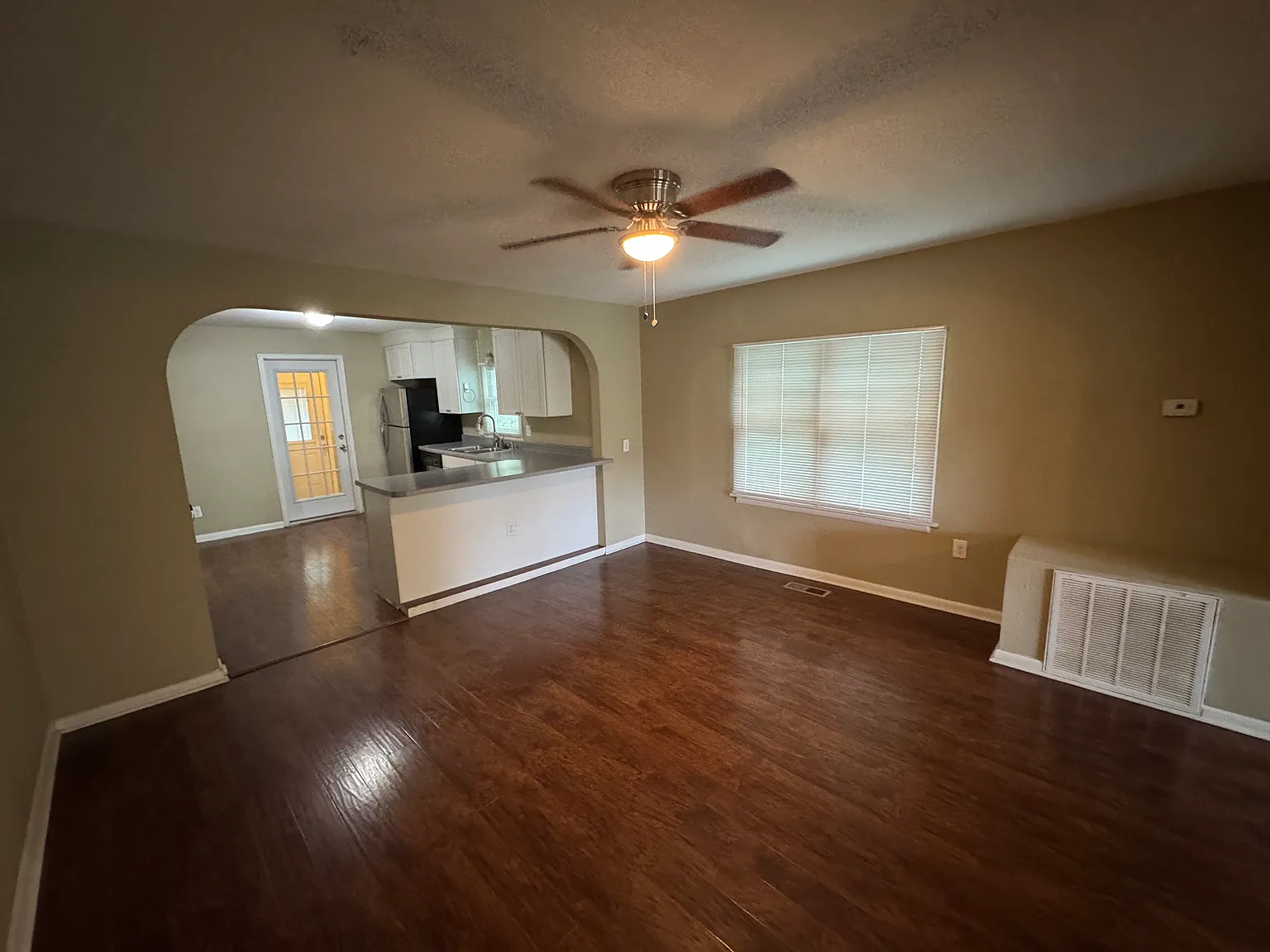 3 bed, 1327 sqft, $1,595 — Photo 4