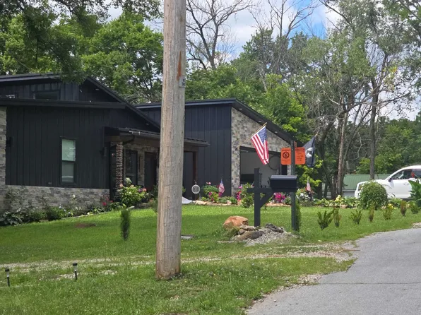 302 E Lafayette St, Versailles, MO 65084