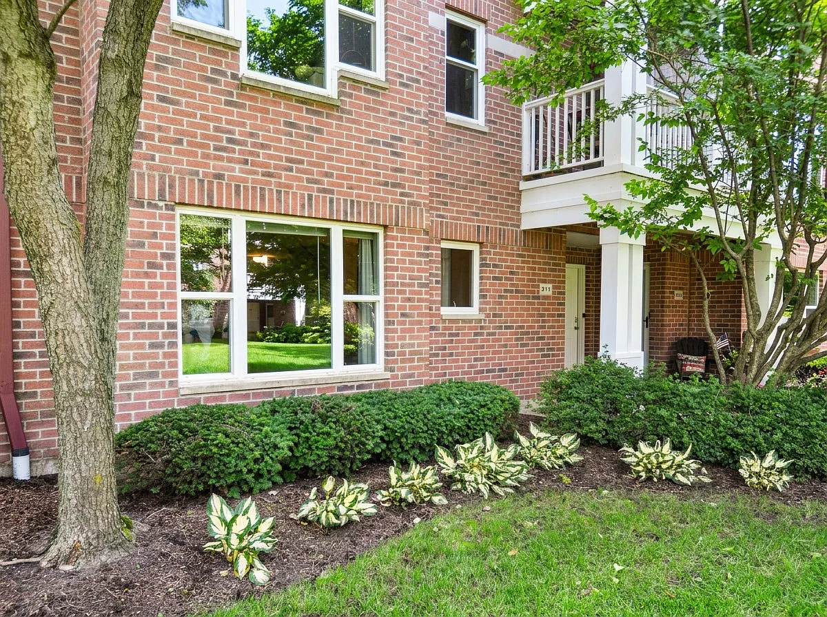 2 bed, 1.5 bath, 1584 sqft, $2,095 — Photo 3