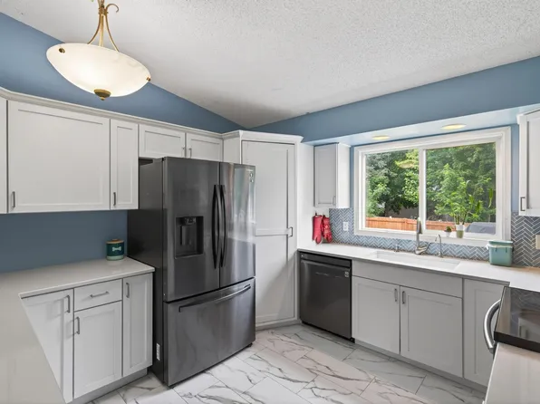 8522 Darnel Rd, Eden Prairie, MN 55347