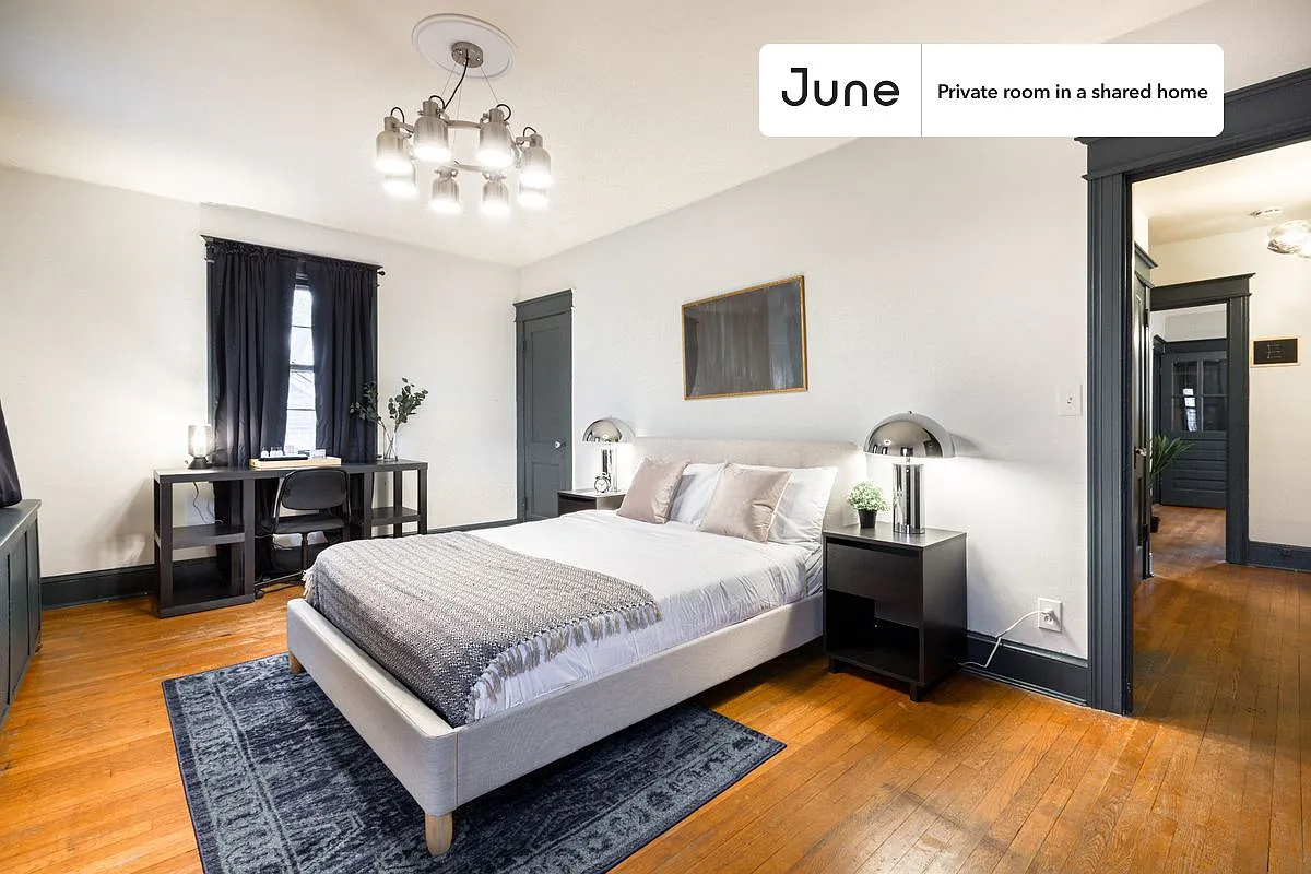 Queen bedroom in 5 bed/2 bath home in Cleveland Park #333 C — Photo 1