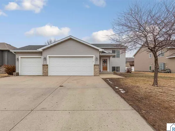 2240 Fairbanks Dr, North Mankato, MN 56003