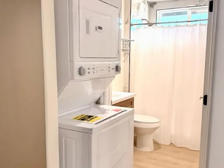 Spacious 3BR/2BA Home with Open Floor Plan, Garage & Washer/Dryer — Photo 35