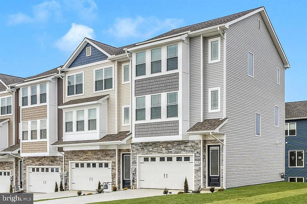 3 bed, 2.5 bath, 1708 sqft, $2,200 — Photo 2