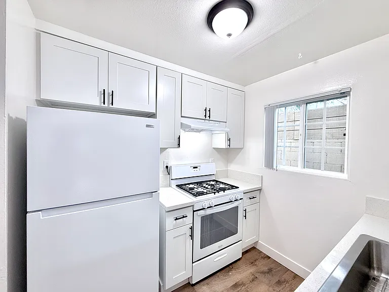 12521 Saticoy St #7 — Photo 9