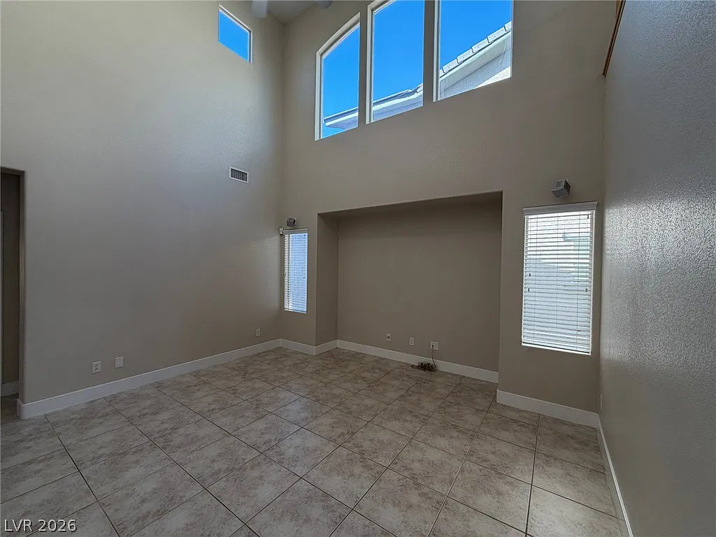 3 bed, 2.5 bath, 1823 sqft, $2,295 — Photo 3