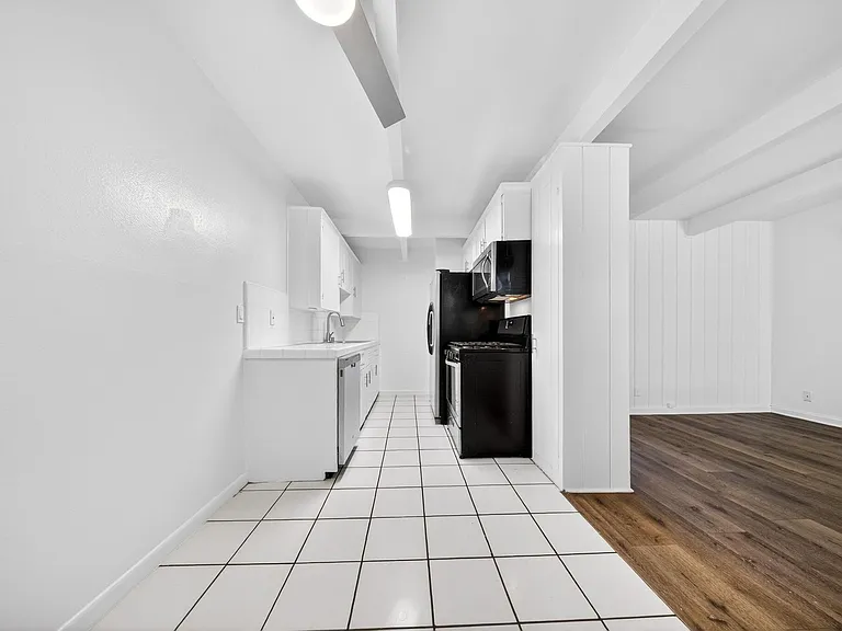 9025 National Blvd — Photo 11