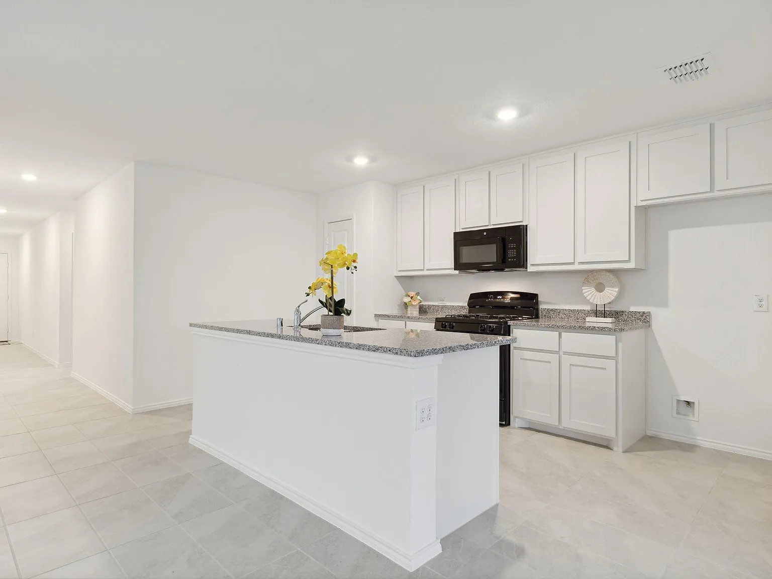 4 bed, 1690 sqft, $2,200 — Photo 2