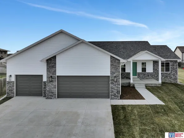 7611 Maxine Dr, Lincoln, NE 68516