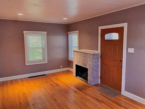 3rd image of 9540 Flora Ave