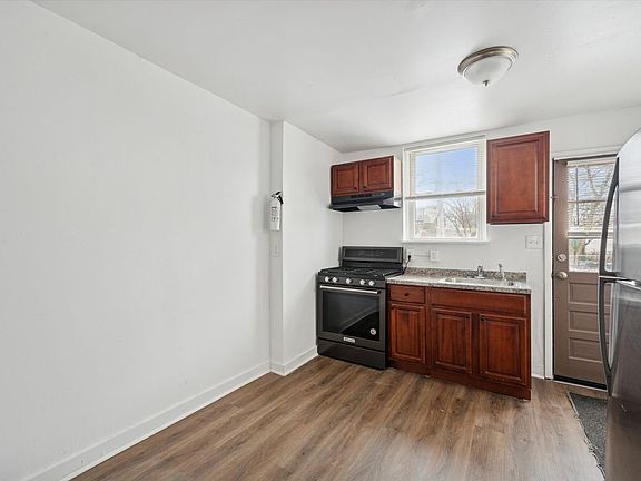 5th image of 1124 W 9th St