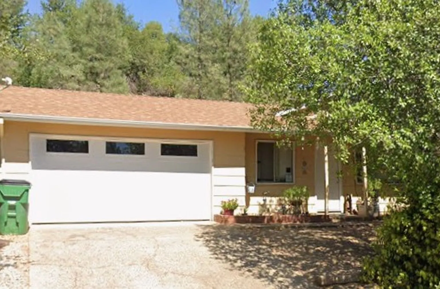 3 bedroom home in Shasta Lake City — Photo 1