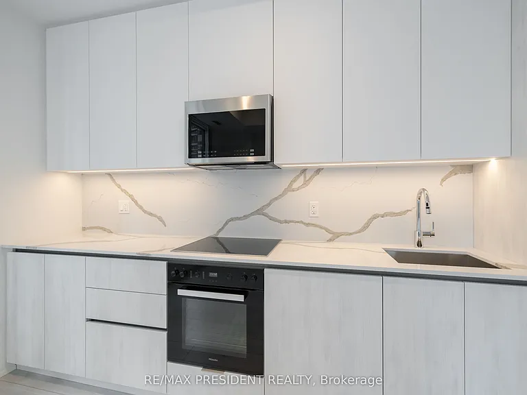 400 King St W #808 — Photo 25