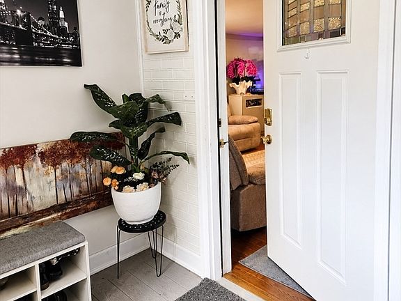 4th image of 56 Kirby Ave