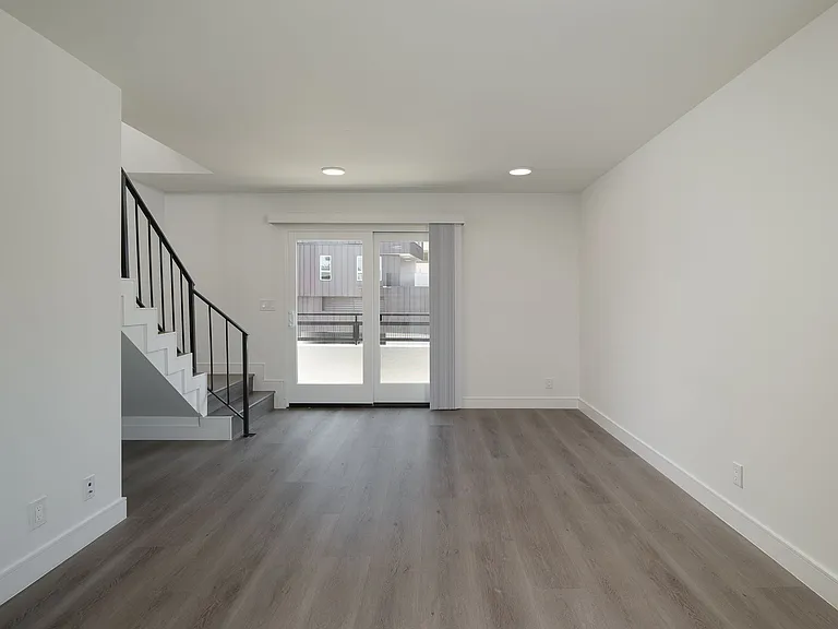 Spacious 2 Bed Townhouses! * Best Koreatown Location * Washer & Dryer * Bidet — Photo 1