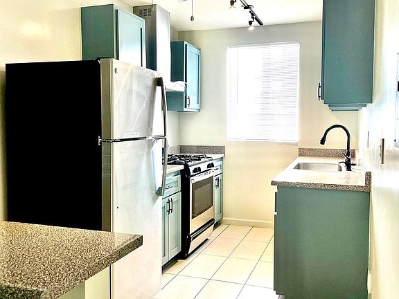 5th image of 811 S Gramercy Dr