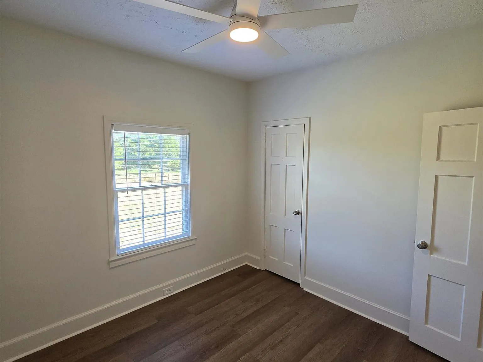 3 bed, 2.0 bath, 2368 sqft, $1,850 — Photo 3