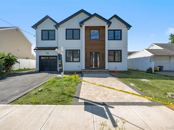 11 Vernon Street, Plainview, NY 11023