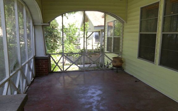 2nd image of 521 W Kleberg Ave