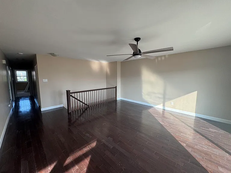 352-354 Hampshire Dr — Photo 2